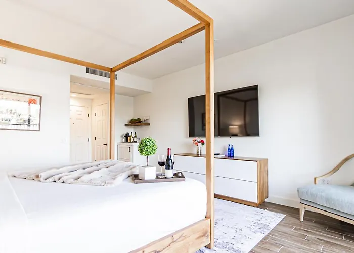 The Chateau At Lake La Quinta